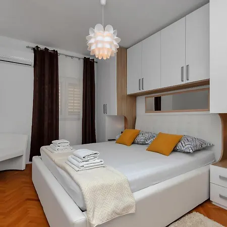 Apartament Sabina *